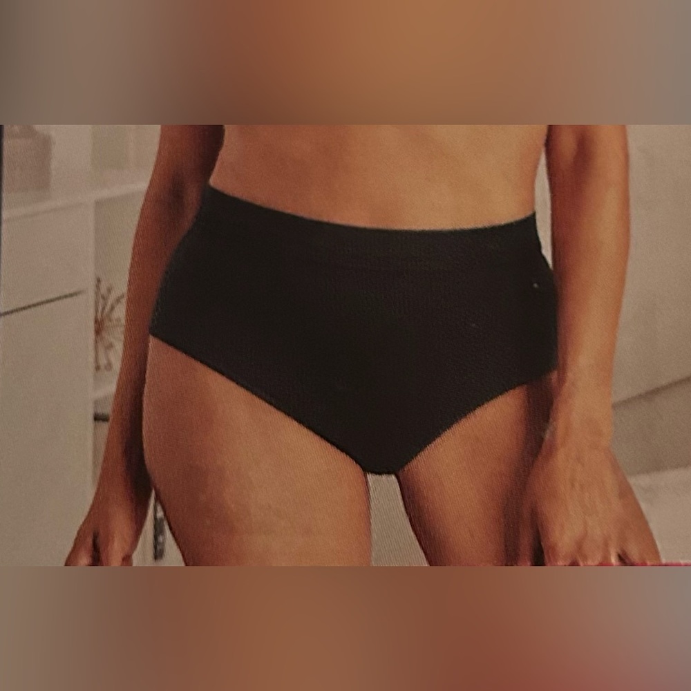 Bali Woman’s Black Brief Underwear Size 6 Medium NWT